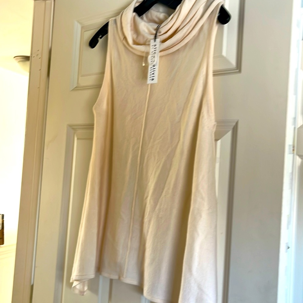 New with tags. Alice + Olivia, wool/cashmere very lightweight and soft.